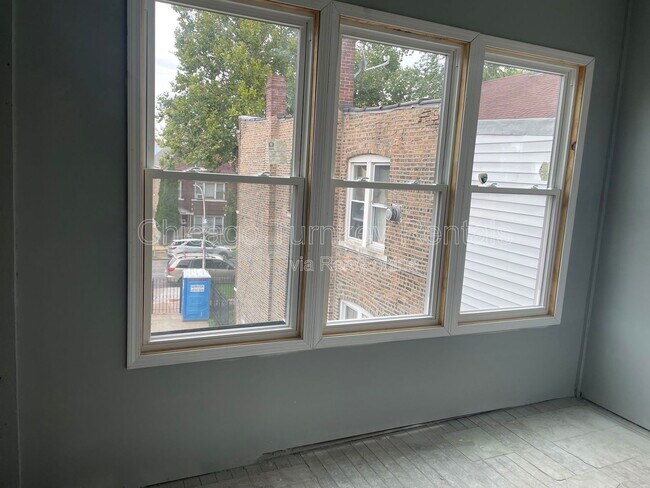 Building Photo - 2336 S Troy St