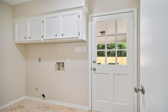 Building Photo - 135 Towering Pines Dr