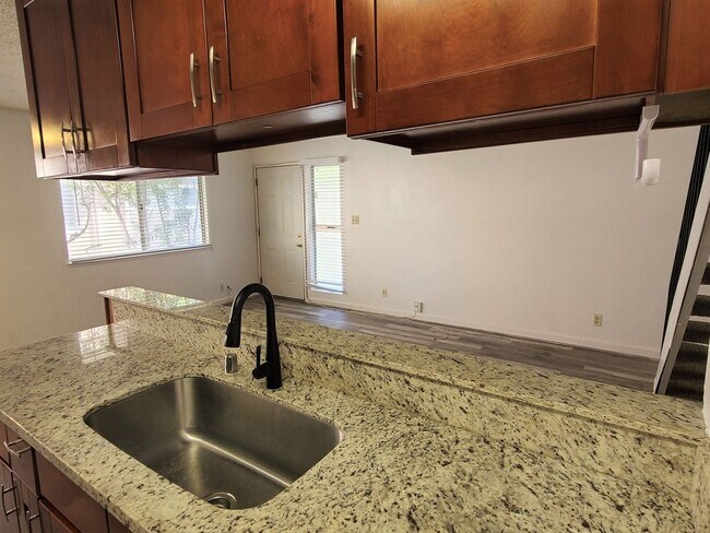 Building Photo - UPDATED RENTAL IN SACRAMENTO!