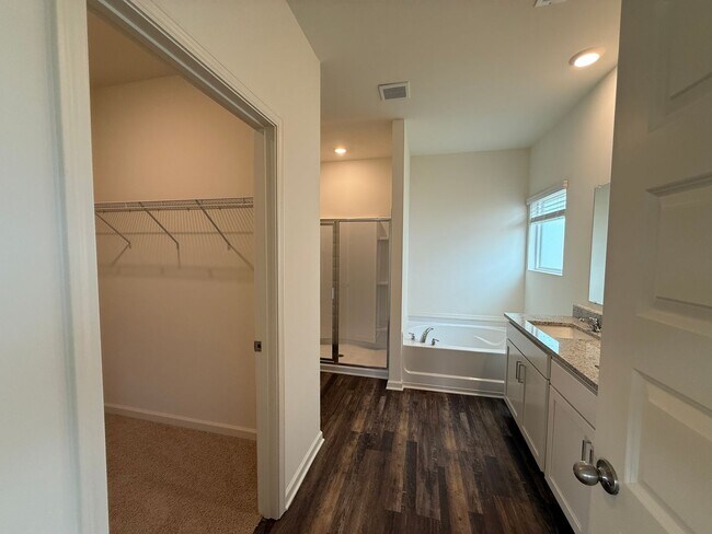 Building Photo - Springville Schools One Level 4 Bedroom / 3 Bathroom/ 3 Car Garage