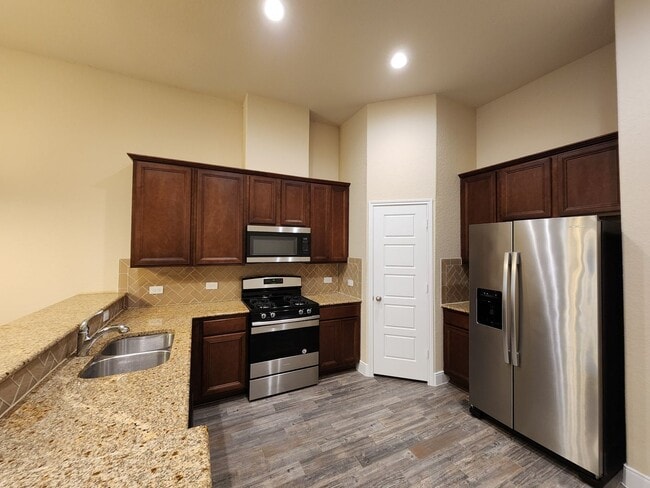 Building Photo - Walk to Historic Gruene / Fridge Included/ Gas Cooking / Fenced in Yard / CISD