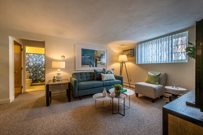 Building Photo - 11 Brattle Dr