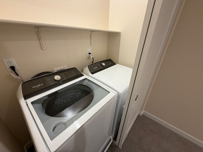 Building Photo - Brand New Townhome in Sparks!