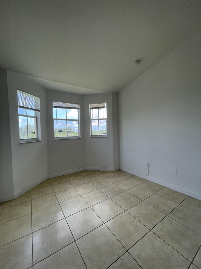 Building Photo - 2551 SE 16th Terrace