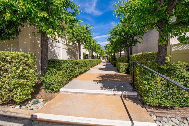 Building Photo - 848 W Huntington Dr