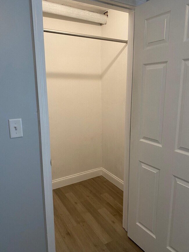 Building Photo - 547 Main St