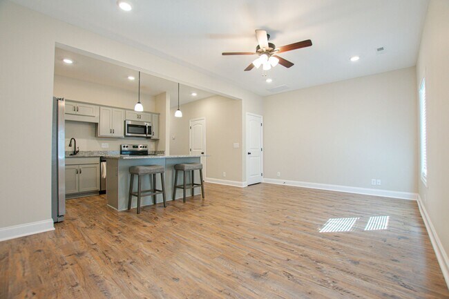 Building Photo - Pet Friendly Two Bedroom!