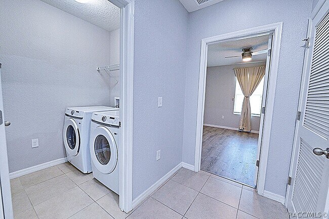 Building Photo - 320 W Runyon Loop