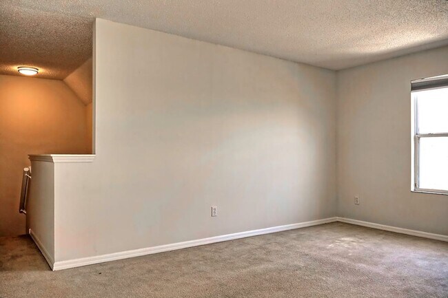 Building Photo - Avalon Park Townhome