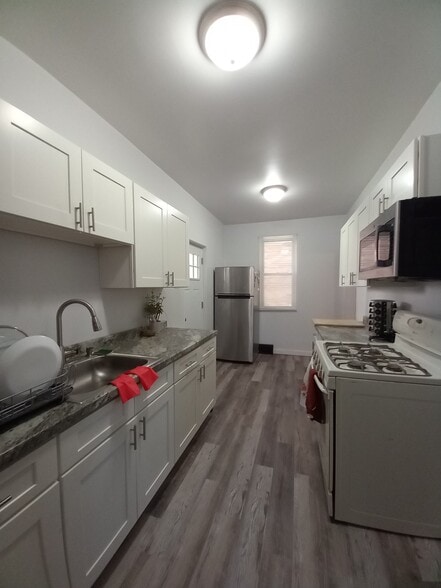 Building Photo - 441 Kingsboro St
