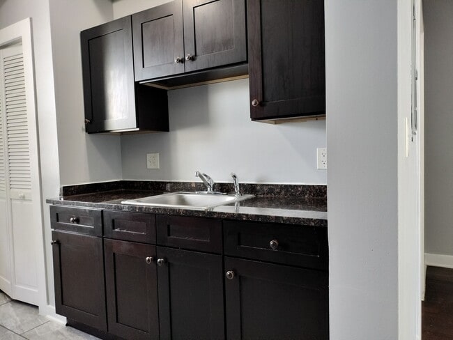 Building Photo - 1413 W 66th St