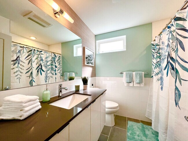 Building Photo - 700 Broadway E