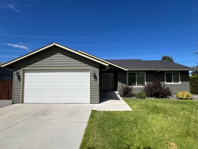 Building Photo - Beautiful 3 bed/2 bath home with garage, a/c and private covered patio!