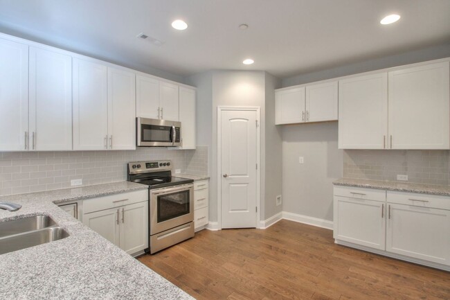 Building Photo - Well appointed Townhome