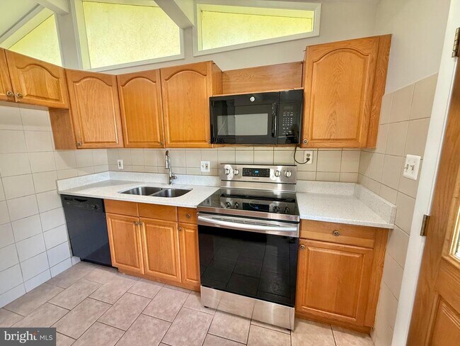 Building Photo - 7700 Glenister Dr