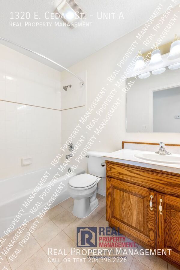 Building Photo - 1320 E Cedar St