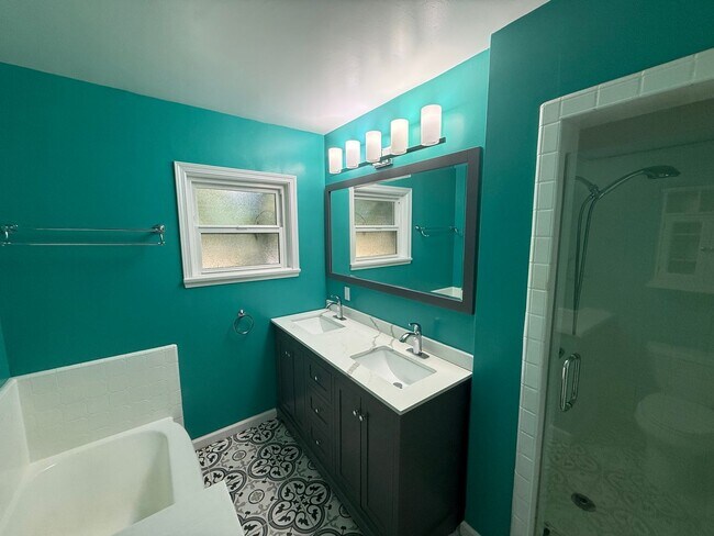 Building Photo - Lovely 3 Bedroom House w/ Finished Garage