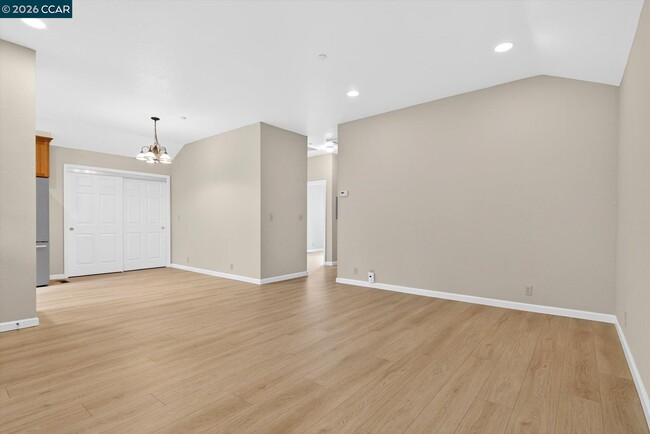 Building Photo - 261 Castle Hill Ranch Rd