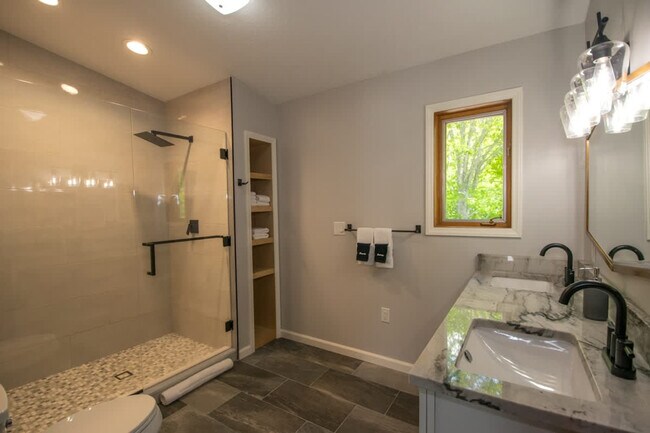 Building Photo - 201 Bluebird Ln