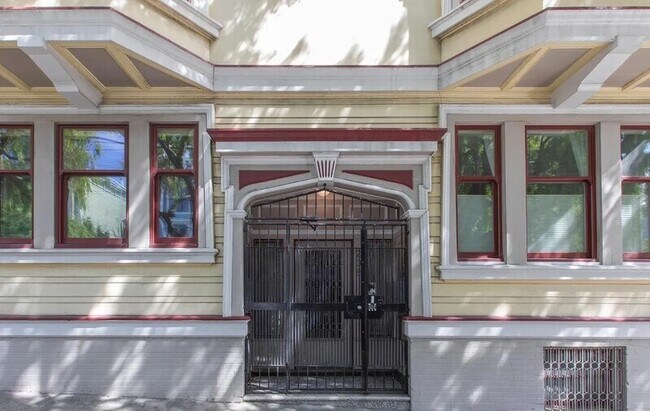 Building Photo - 206 Steiner St