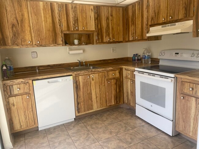 Building Photo - 83 Capri B