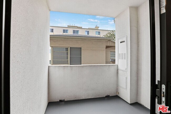 Building Photo - 129 S Kings Rd