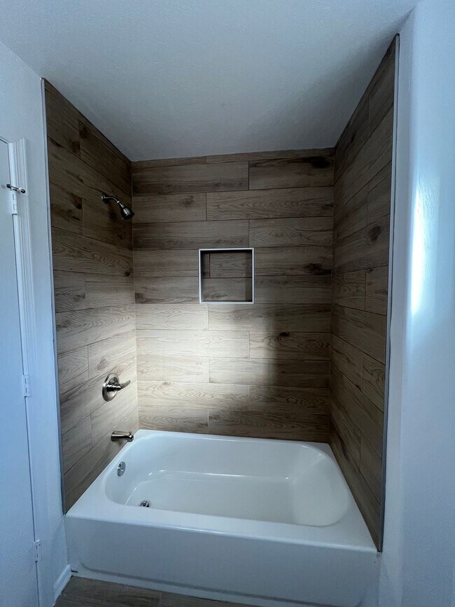 Building Photo - NEWER 3 BEDROOM HOME!