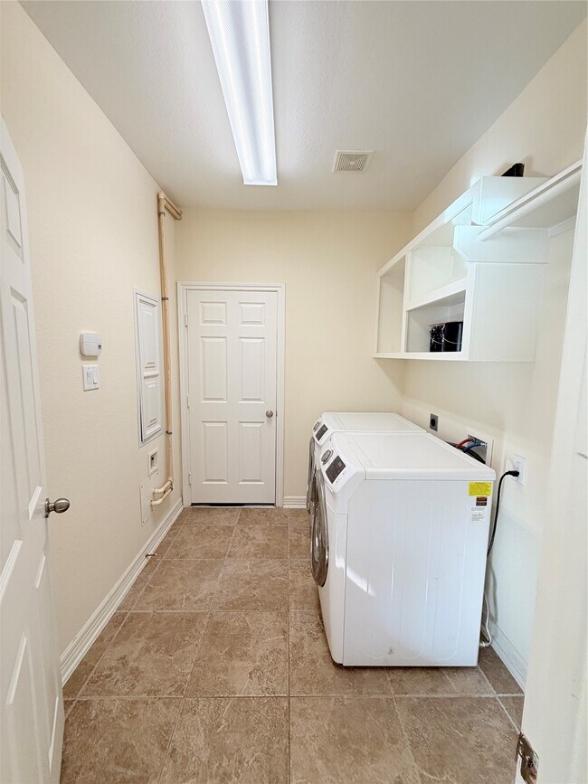 Building Photo - 28015 Silverstream Ct