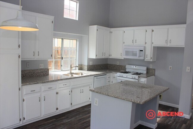 Building Photo - Amazing 4 Bedroom Home with Attached Garage!