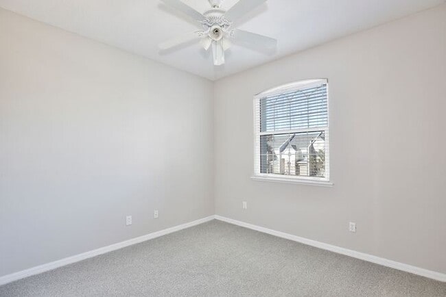 Building Photo - Spacious 4/2.5 Townhome in Gated Community in Avalon Park - Orlando