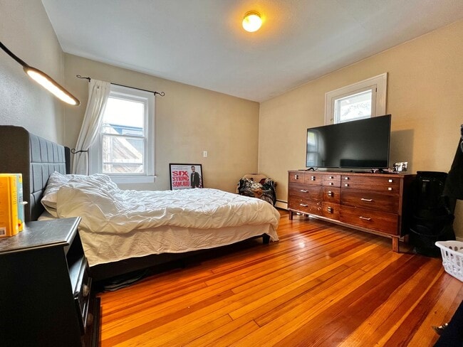Building Photo - Amazing Location for a 2-Bedroom, 1-Bathroom Duplex Unit!