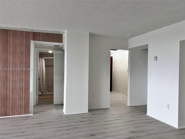 Building Photo - 20515 E Country Club Dr