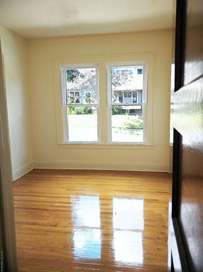 Building Photo - Bright Flat Includes Garage, Near Food Co-...