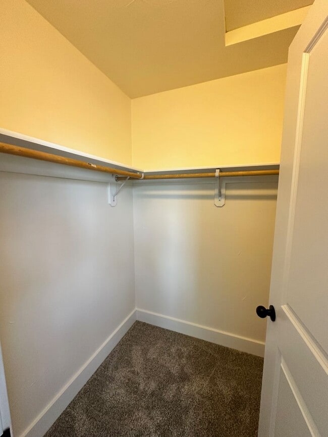 Building Photo - Beautiful 4 bedroom townhome
