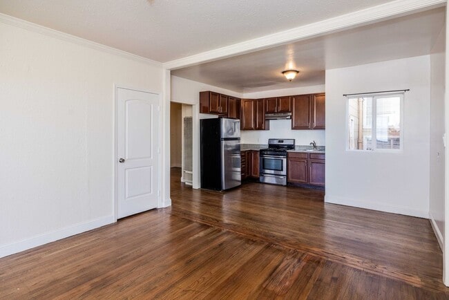 Building Photo - UPDATED, Spacious 1BR! DECK! STAINLESS APPLIANCES! HARDWOOD!