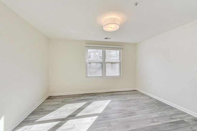 Building Photo - Beautiful - Ground Floor 3/2 condo in Rockville