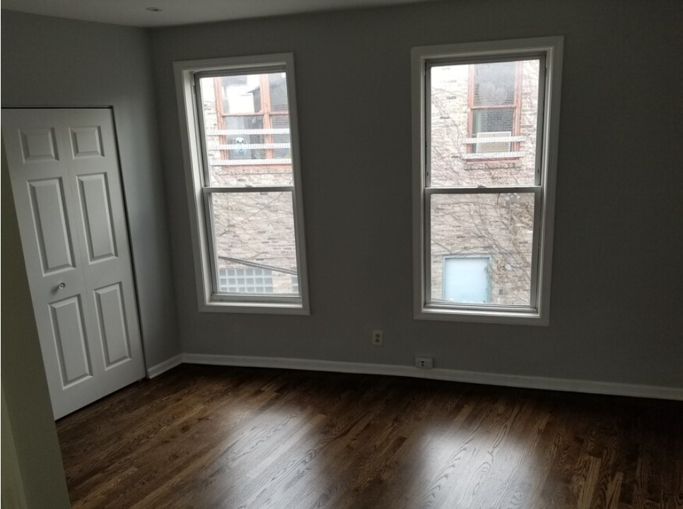 Building Photo - 561 W 18th St