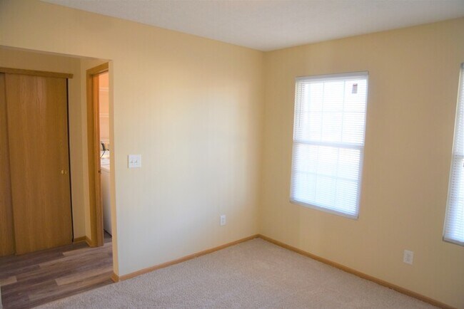 Building Photo - 4 Bedroom Condo in Villages of Polaris Park!