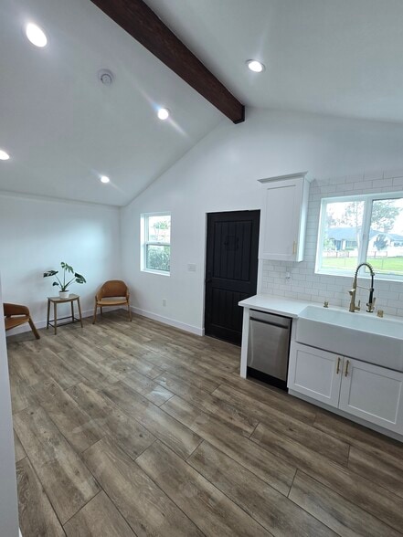 Building Photo - 9419 True Ave