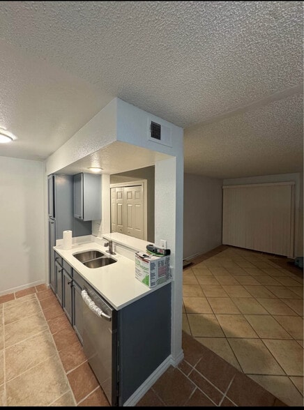 Building Photo - 1075 S Elkhart Way