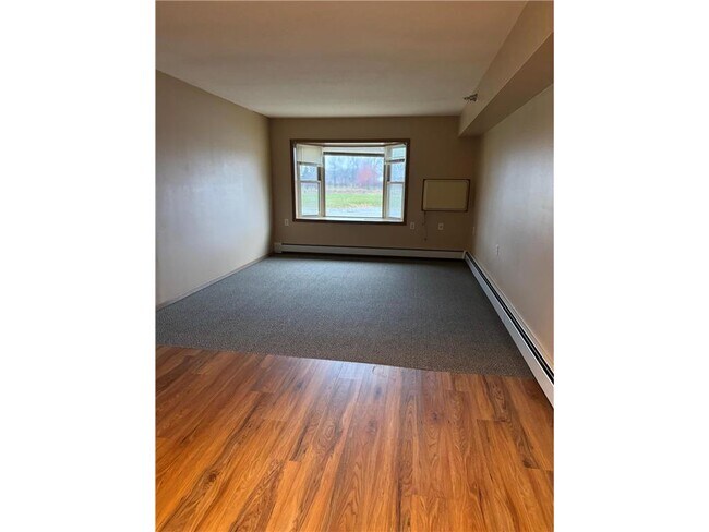 Building Photo - 611 Main St S