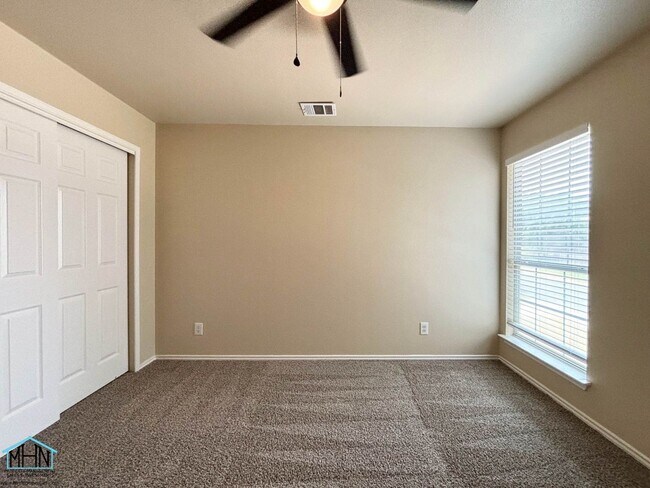 Building Photo - Big & Beautiful 5 bed/3.5 bath 2 Story hom...