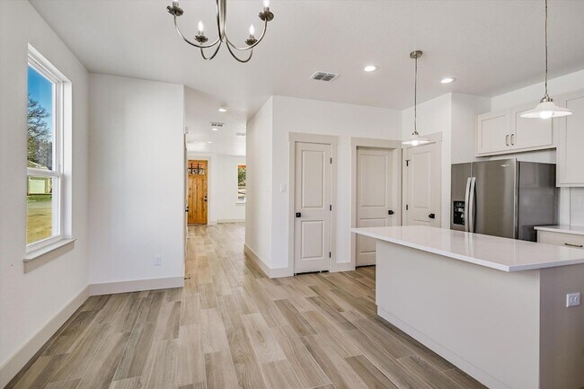 Building Photo - 424 Shady Bluff Dr