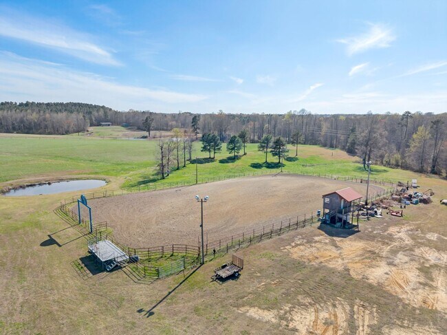 Building Photo - 3 Bedroom/2 Bathroom Equine Farm Home