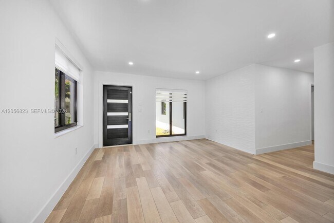Building Photo - 3052 SW 26th St