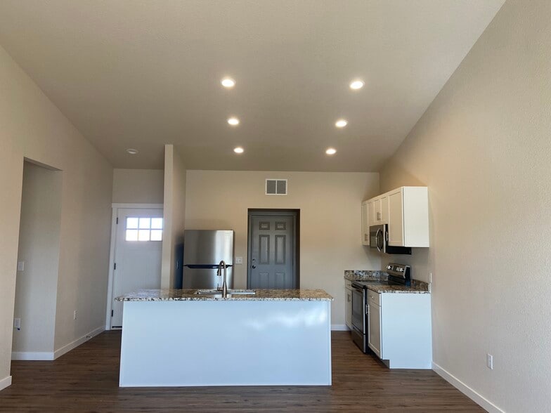 Kitchen - 744 E Springmont Dr