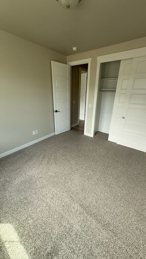 Building Photo - 5 Bedroom/3 Bathroom Harrisville!
