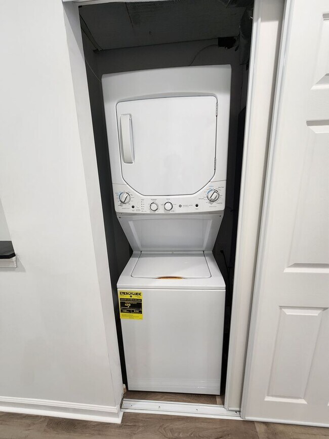 Building Photo - 5012 W Stiles St