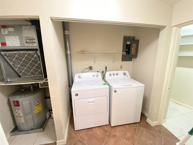 Building Photo - ** SOUTH NAPLES ** 4 BED / 3.5 BATH ** POOL** NO HOA ** PETS OK **ANNUAL **