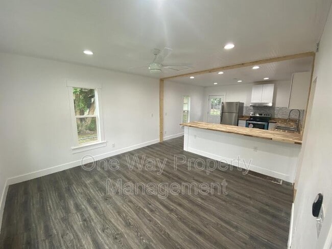 Building Photo - 1330 E 7th St